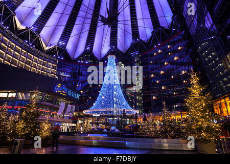 Sony Center am Potsdamer Platz mit Weihnachtsdekoration in Berlin Deutschland Stockfoto