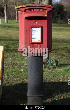 Eine große rote Buchstaben gemalt Box montiert auf einer Säule (Säule Kasten) an der Seite einer Straße zeigt Details der Buchung zur Verfügung Stockfoto