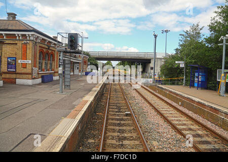 Ein Treiber Blick auf den geschlossenen Bahnübergang auf der North Downs-Linie zeigt ein grünes Signal mit den Barrieren nach unten. Stockfoto