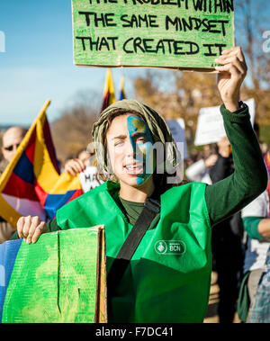 Barcelona, Spanien. 29. November 2015. Ein Demonstrant gegen die globale Erwärmung hält ihr Plakat während einer Protestaktion in Barcelona vor den "COP 21"-Verhandlungen in Paris Credit: Matthi/Alamy Live-Nachrichten Stockfoto