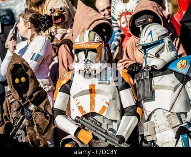 Barcelona, Spanien. 29. November 2015. Teilnehmer des 9. Star Wars Parade posieren für ein Familienfoto in ihren Kostümen vor Barcelonas Arc de Triomf Credit: Matthi/Alamy Live-Nachrichten Stockfoto