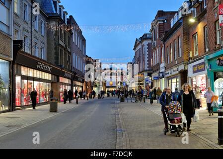 Weihnachts-Dekorationen auf Winchester hohe Straße Hampshire UK Stockfoto