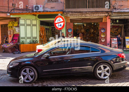 In der Medina von Marrakesch ist sehr wenige Autos. Enge Gassen sind nur für Fußgänger, Fahrräder und Mopeds. Stockfoto