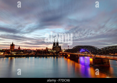 Kölner Skyline und Hohenzollernbrücke über den Rhein, Köln, Deutschland, Europa Stockfoto