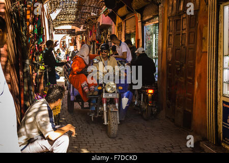 Eine typische Atmosphäre in den Gängen Souk in Marrakesch Medina Stockfoto