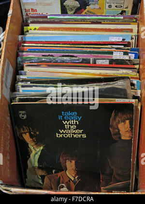 Box der alten LP 12' Vinyl-Schallplatten, lokalen Markt England Stockfoto