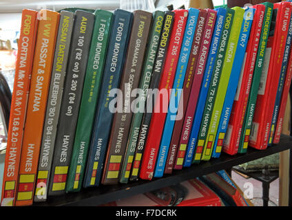 Bücherregal von Haynes Auto Wartung Handbücher, England, UK Stockfoto