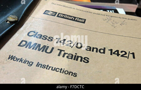 British Rail Class 142 DMMU Train Working Instructions, Handbuch für RMT-/ASLEF-Mitarbeiter und -Fahrer. Fahren und Warten von Zügen und TOC-Fahrzeugen Stockfoto