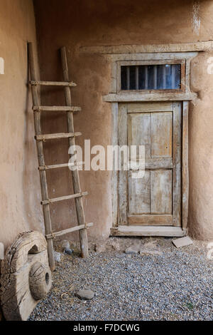 Eine ruhige Ecke mit einigen historischen Details im La Hacienda del Los Martinez in Taos, NM, USA Stockfoto