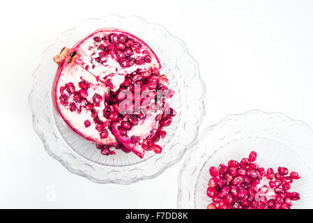 Granatapfel Samen in die Schüssel auf dem weißen Hintergrund Stockfoto