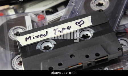 Eine alte gemischte Kassette gefunden unter einem Haufen von Audio-Kassetten. Stockfoto