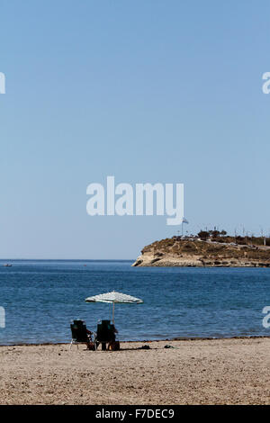 Der Strand von Puerto Madryn mit zwei Personen in einem leeren Strand mit Blick auf die Landzunge, wo die walisische Siedler gelandet. Stockfoto