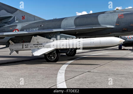 Exocet AM39 Anti-Schiffs-Rakete montiert auf einem französischen Marine Dassault-Breguet Super Etendard SEM, 11F. Stockfoto