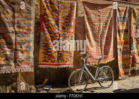 Typische marokkanische Teppiche in der Medina von Marrakesch Stockfoto