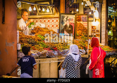 Eine typische Atmosphäre in den Gängen Souk in Marrakesch Medina Stockfoto