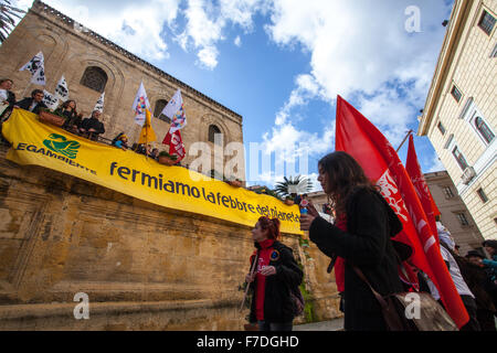 Palermo, Italien. 29. November 2015. Anlässlich der UN-Klimagipfel in Paris dieses Wochenende und ähnliche Märsche statt auf der ganzen Welt, Hunderte haben die Menschen auf den Straßen von Palermo auf Nachfrage Maßnahmen zum Klimaschutz aufgenommen. © Antonio Melita/Pacific Press/Alamy Live-Nachrichten Stockfoto