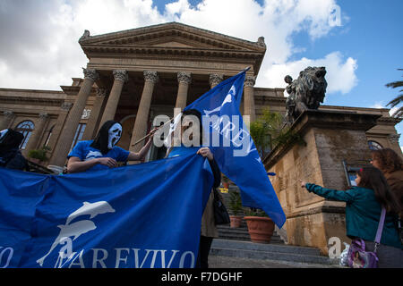 Palermo, Italien. 29. November 2015. Anlässlich der UN-Klimagipfel in Paris dieses Wochenende und ähnliche Märsche statt auf der ganzen Welt, Hunderte haben die Menschen auf den Straßen von Palermo auf Nachfrage Maßnahmen zum Klimaschutz aufgenommen. © Antonio Melita/Pacific Press/Alamy Live-Nachrichten Stockfoto