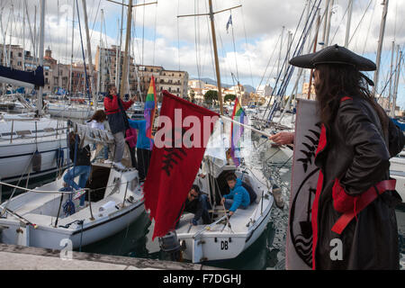 Palermo, Italien. 29. November 2015. Anlässlich der UN-Klimagipfel in Paris dieses Wochenende und ähnliche Märsche statt auf der ganzen Welt, Hunderte haben die Menschen auf den Straßen von Palermo auf Nachfrage Maßnahmen zum Klimaschutz aufgenommen. © Antonio Melita/Pacific Press/Alamy Live-Nachrichten Stockfoto