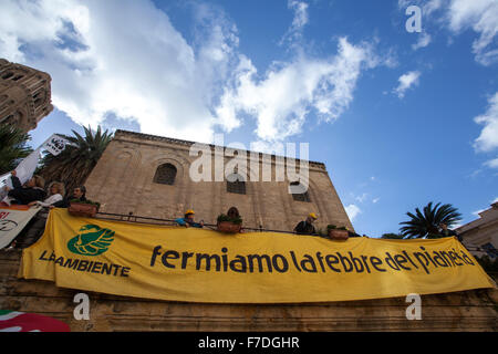 Palermo, Italien. 29. November 2015. Anlässlich der UN-Klimagipfel in Paris dieses Wochenende und ähnliche Märsche statt auf der ganzen Welt, Hunderte haben die Menschen auf den Straßen von Palermo auf Nachfrage Maßnahmen zum Klimaschutz aufgenommen. © Antonio Melita/Pacific Press/Alamy Live-Nachrichten Stockfoto