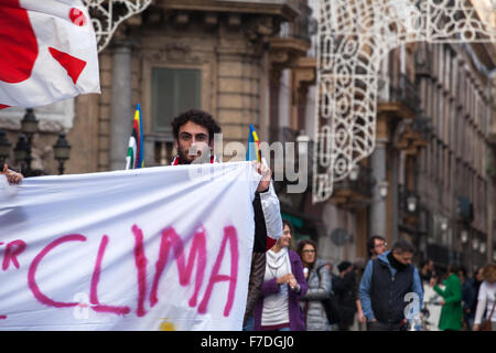 Palermo, Italien. 29. November 2015. Anlässlich der UN-Klimagipfel in Paris dieses Wochenende und ähnliche Märsche statt auf der ganzen Welt, Hunderte haben die Menschen auf den Straßen von Palermo auf Nachfrage Maßnahmen zum Klimaschutz aufgenommen. © Antonio Melita/Pacific Press/Alamy Live-Nachrichten Stockfoto