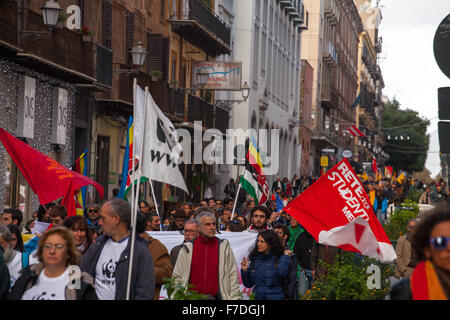 Palermo, Italien. 29. November 2015. Anlässlich der UN-Klimagipfel in Paris dieses Wochenende und ähnliche Märsche statt auf der ganzen Welt, Hunderte haben die Menschen auf den Straßen von Palermo auf Nachfrage Maßnahmen zum Klimaschutz aufgenommen. © Antonio Melita/Pacific Press/Alamy Live-Nachrichten Stockfoto