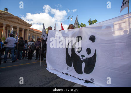 Palermo, Italien. 29. November 2015. Anlässlich der UN-Klimagipfel in Paris dieses Wochenende und ähnliche Märsche statt auf der ganzen Welt, Hunderte haben die Menschen auf den Straßen von Palermo auf Nachfrage Maßnahmen zum Klimaschutz aufgenommen. © Antonio Melita/Pacific Press/Alamy Live-Nachrichten Stockfoto