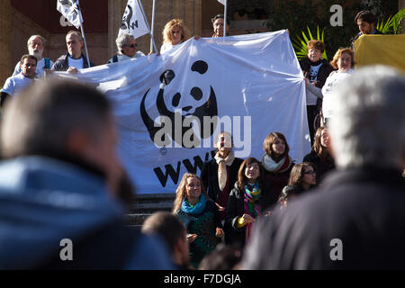 Palermo, Italien. 29. November 2015. Anlässlich der UN-Klimagipfel in Paris dieses Wochenende und ähnliche Märsche statt auf der ganzen Welt, Hunderte haben die Menschen auf den Straßen von Palermo auf Nachfrage Maßnahmen zum Klimaschutz aufgenommen. © Antonio Melita/Pacific Press/Alamy Live-Nachrichten Stockfoto