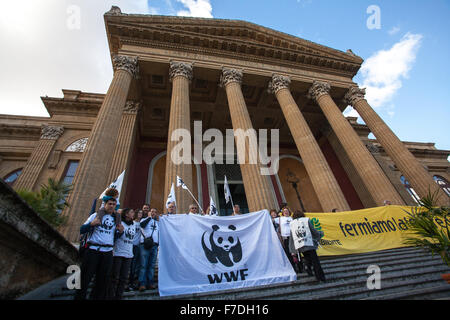 Palermo, Italien. 29. November 2015. Anlässlich der UN-Klimagipfel in Paris dieses Wochenende und ähnliche Märsche statt auf der ganzen Welt, Hunderte haben die Menschen auf den Straßen von Palermo auf Nachfrage Maßnahmen zum Klimaschutz aufgenommen. © Antonio Melita/Pacific Press/Alamy Live-Nachrichten Stockfoto