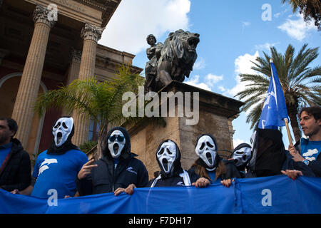 Palermo, Italien. 29. November 2015. Anlässlich der UN-Klimagipfel in Paris dieses Wochenende und ähnliche Märsche statt auf der ganzen Welt, Hunderte haben die Menschen auf den Straßen von Palermo auf Nachfrage Maßnahmen zum Klimaschutz aufgenommen. © Antonio Melita/Pacific Press/Alamy Live-Nachrichten Stockfoto