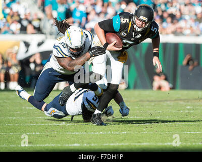 Jacksonville, FL, USA. 29. November 2015. Jacksonville Jaguars Quarterback Blake Bortles (5) von San Diego Chargers defensive End Ricardo Mathews (90) während der 2. Hälfte NFL Spiel Action zwischen den San Diego Chargers und die Jacksonville Jaguars in Angriff genommen wird. Ladegeräte besiegte Jaguare 31-25 in EverBank Field in Jacksonville, FL. Romeo T Guzman/CSM/Alamy Live News Stockfoto