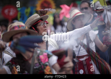 Bogota, Kolumbien. 29. November 2015. Eine Frau nimmt Teil in das globale Klima März vor der UN-Klimakonferenz (COP21) in Bogota, Kolumbien, am 29. November 2015. © Jhon Paz/Xinhua/Alamy Live-Nachrichten Stockfoto