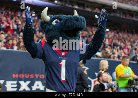 Houston, Texas, USA. 29. November 2015. Houston Texans Maskottchen Toro feiert einen Touchdown im 1. Quartal ein NFL-Spiel zwischen den Houston Texans und die New Orleans Saints NRG-Stadion in Houston, TX am 29. November 2015. Bildnachweis: Trask Smith/ZUMA Draht/Alamy Live-Nachrichten Stockfoto