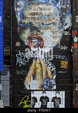 Eine Wand an der ein North 7th Street in Williamsburg, Brooklyn, New York mit zerrissenen Plakaten und graffiti Stockfoto