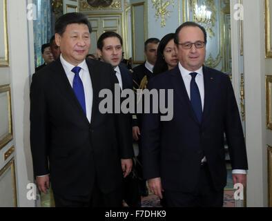 Paris, Frankreich. 29. November 2015. Chinesische Präsident Xi Jinping (L) trifft sich mit dem französischen Präsidenten Francois Hollande in Paris, Frankreich, 29. November 2015. © Lan Hongguang/Xinhua/Alamy Live-Nachrichten Stockfoto