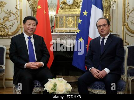 Paris, Frankreich. 29. November 2015. Chinesische Präsident Xi Jinping (L) trifft sich mit dem französischen Präsidenten Francois Hollande in Paris, Frankreich, 29. November 2015. © Lan Hongguang/Xinhua/Alamy Live-Nachrichten Stockfoto