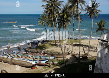 Fischerboote am Strand unterhalb Cape Coast Castle, Cape Coast, Ghana Stockfoto