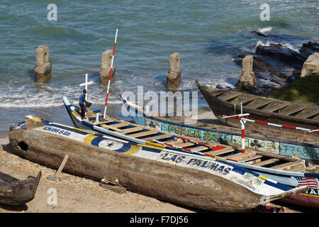 Angelboote/Fischerboote am Strand, Cape Coast, Ghana Stockfoto