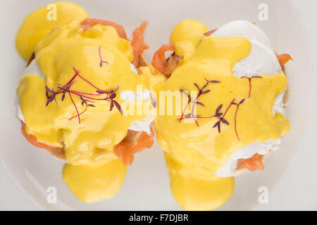 Eiern Royale Frühstück bestehend aus einem englischen Muffin, Räucherlachs und Eiern mit Sauce Hollandaise serviert auf einem weißen Teller Stockfoto