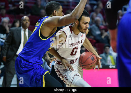 Philadelphia, Pennsylvania, USA. 29. November 2015. Temple Owls weiterleiten OBI ENECHIONYIA (0) Laufwerke in den Korb bei den NCAA-Basketball-Spiel gespielt im Liacouras Center in Philadelphia. © Ken Inness/ZUMA Draht/Alamy Live-Nachrichten Stockfoto