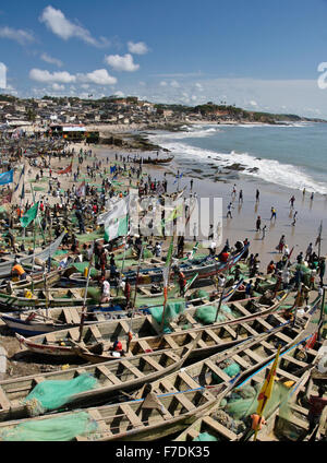 Angelboote/Fischerboote am Strand, Cape Coast, Ghana Stockfoto