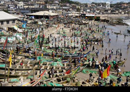Angelboote/Fischerboote am Strand, Cape Coast, Ghana Stockfoto