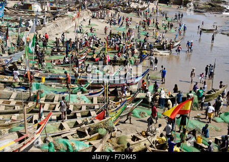 Angelboote/Fischerboote am Strand, Cape Coast, Ghana Stockfoto