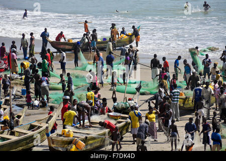 Angelboote/Fischerboote am Strand, Cape Coast, Ghana Stockfoto