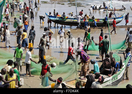 Angelboote/Fischerboote am Strand, Cape Coast, Ghana Stockfoto
