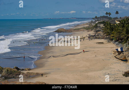Fischer schleppen in Netzen, Cape Coast, Ghana Stockfoto