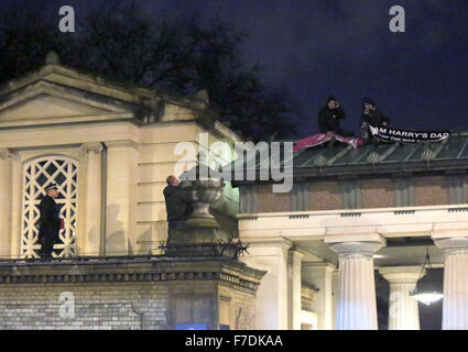 London, UK. 29. November 2015. Zwei Männer aus Kampagnengruppe Fathers4Justice haben auf ein Dach im Buckingham Palace in einem Protest über Väter Rechte kletterte. Martin Matthews, 48, und Bobby Smith, 33, eine Leiter verwendet, um die Sicherheit zu verletzen, nachdem ein weiterer Aktivist eine Ablenkung außerhalb des Palastes verursacht, sagte ein Sprecher für die Aktivisten. Sie das Dach von der Queen Gallery, Galerie Kunst im öffentlichen Raum am Buckingham Palace, bei rund 15:15 skaliert und hielt eine Fahne, die gelesen: "Ich bin Harrys Vater", so der Sprecher.  Bildnachweis: Uknip/Alamy Live-Nachrichten Stockfoto