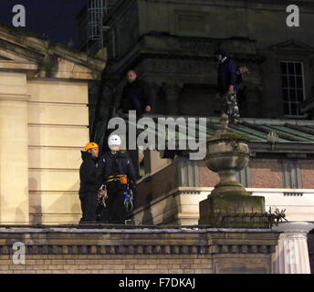 London, UK. 29. November 2015. Zwei Männer aus Kampagnengruppe Fathers4Justice haben auf ein Dach im Buckingham Palace in einem Protest über Väter Rechte kletterte. Martin Matthews, 48, und Bobby Smith, 33, eine Leiter verwendet, um die Sicherheit zu verletzen, nachdem ein weiterer Aktivist eine Ablenkung außerhalb des Palastes verursacht, sagte ein Sprecher für die Aktivisten. Sie das Dach von der Queen Gallery, Galerie Kunst im öffentlichen Raum am Buckingham Palace, bei rund 15:15 skaliert und hielt eine Fahne, die gelesen: "Ich bin Harrys Vater", so der Sprecher.  Bildnachweis: Uknip/Alamy Live-Nachrichten Stockfoto