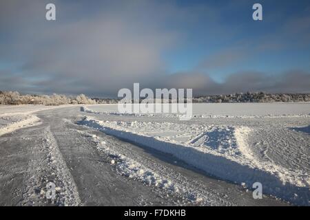 Zugefrorenen See mit Eisstraße Stockfoto