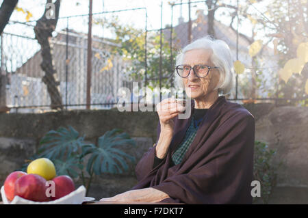 90 Jahre alt Oma Tasse Kaffee im freien Stockfoto