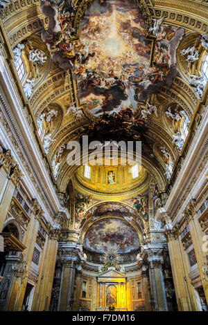 Decke der Chiesa del Gesu Kirche mit Blick auf den Altar. Rom. Stockfoto